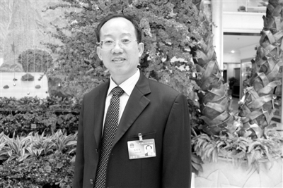 圖為全國(guó)人大代表、廣西壯族自治區(qū)林業(yè)廳廳長(zhǎng)、黨組書(shū)記陳秋華。